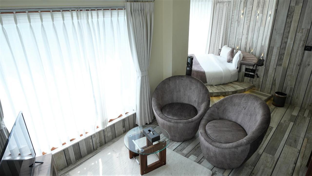 De Glance Hotel Surat Exterior photo