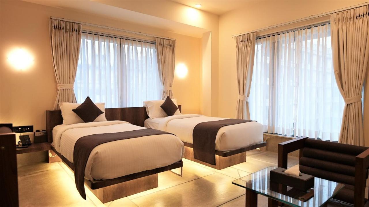 De Glance Hotel Surat Exterior photo