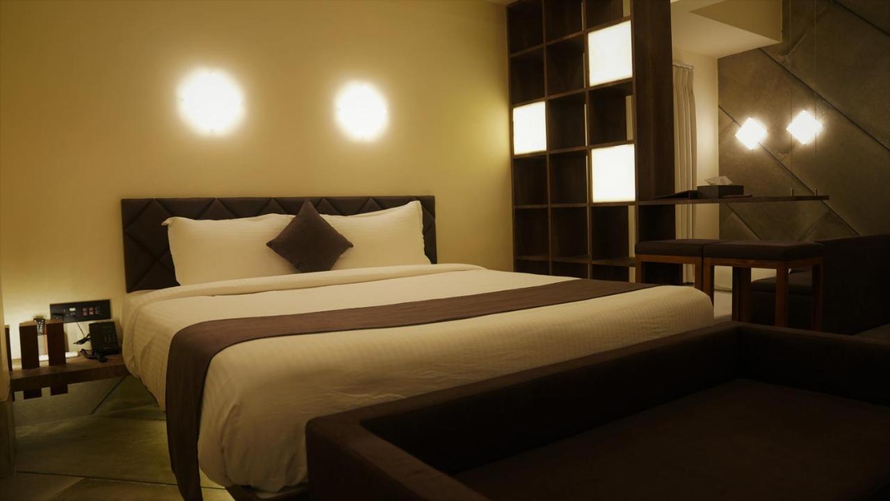 De Glance Hotel Surat Exterior photo